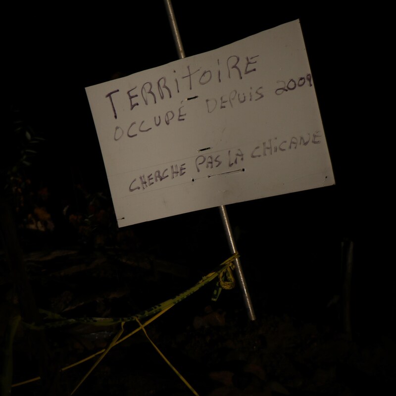 Un panneau avec inscription Territoire occupé depuis 2009, cherche par la chicane