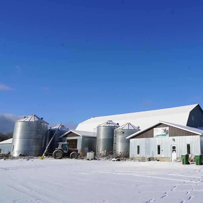 Le bâtiment d'une ferme laitière en hiver.