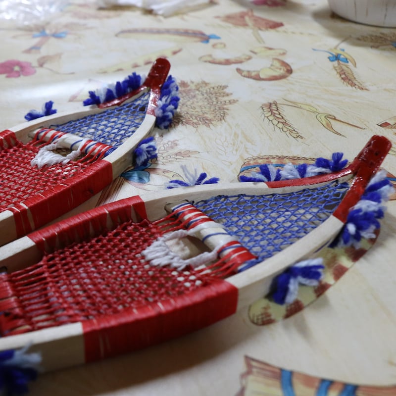 Des petites raquettes traditionnelles autochtones rouge et bleu.