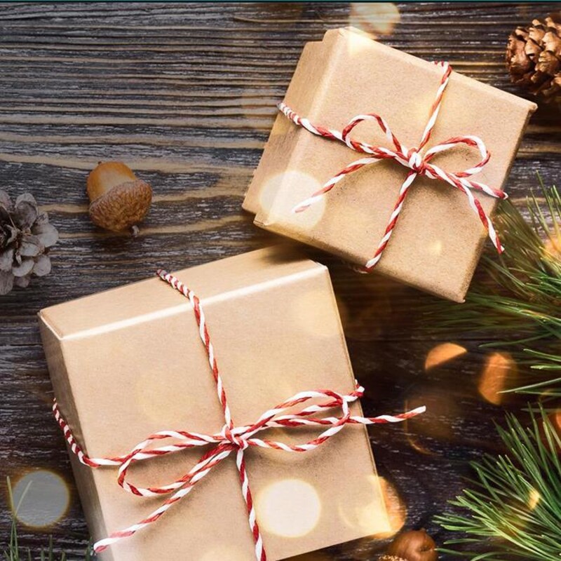 Des cadeaux sur une table en bois.