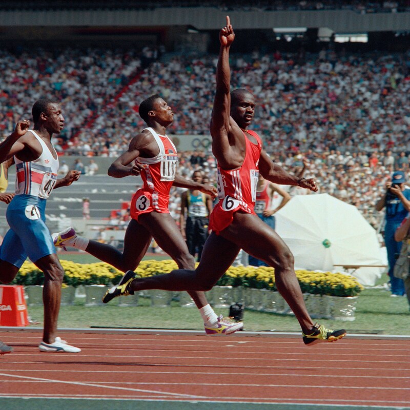 Ben Johnson est suivi par Carl Lewis, Linford Christie et Calvin Smith sur la piste du 100 m des Jeux olympiques de Séoul.