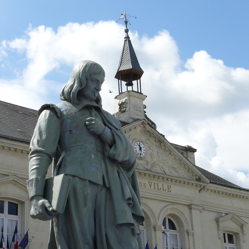 Statue du philosophe René Descartes devant l'Hôtel de ville de Descartes, en France.