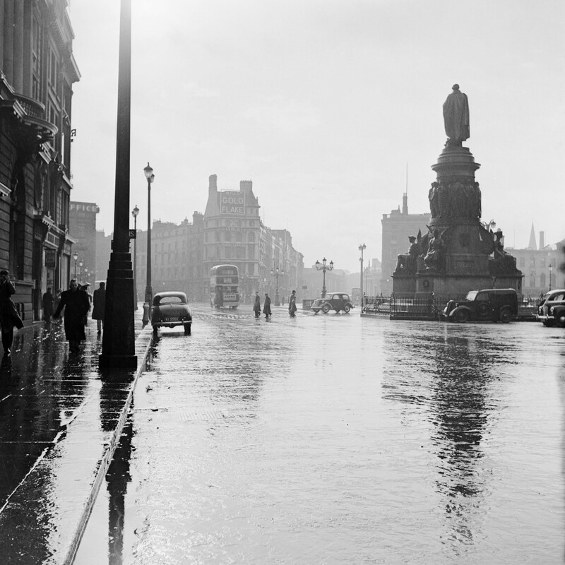 Photo des années 1950 montrant une vue sur la rue O'Connell à Dublin, en Irlande. À droite, on aperçoit la statue du militant et politicien Daniel O'Connell.