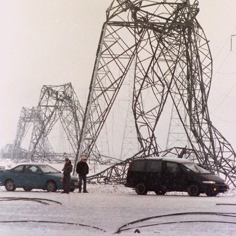 Pylônes effondrés sous le poids de la glace, le 10 janvier 1998.