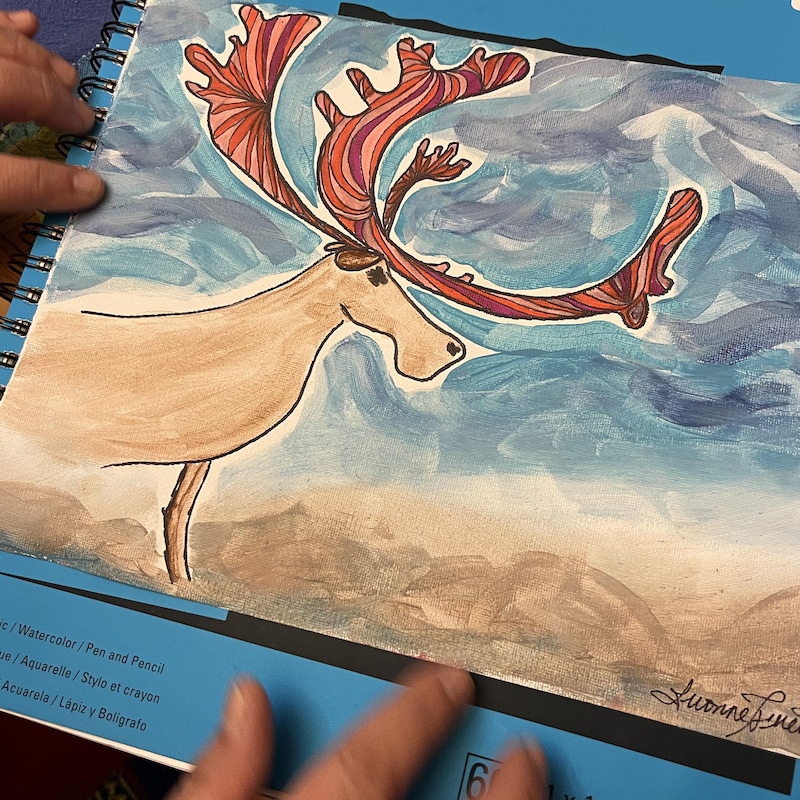 Un caribou coloré dessiné par Ivonne Fuentes.