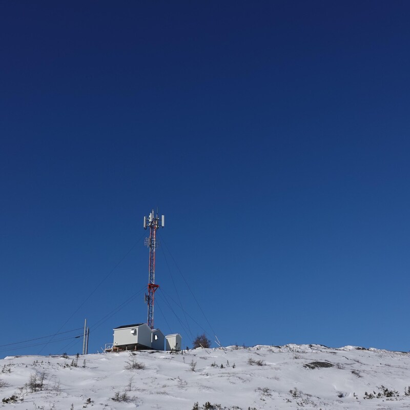 Une tour cellulaire au sommet d'une montagne.