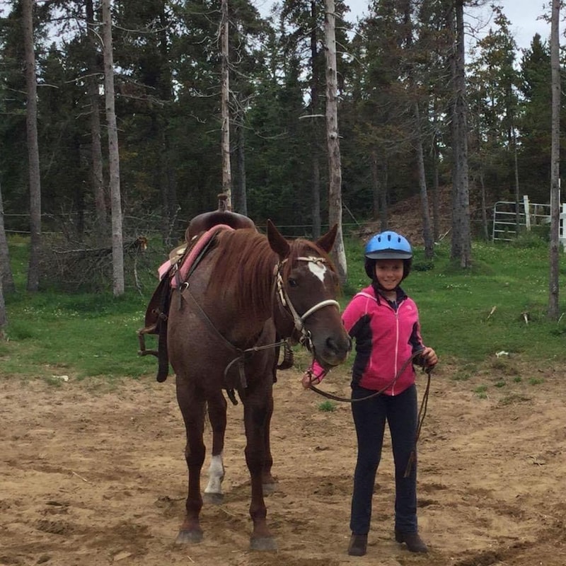 La jeune Zoé Marcoux avec un cheval.