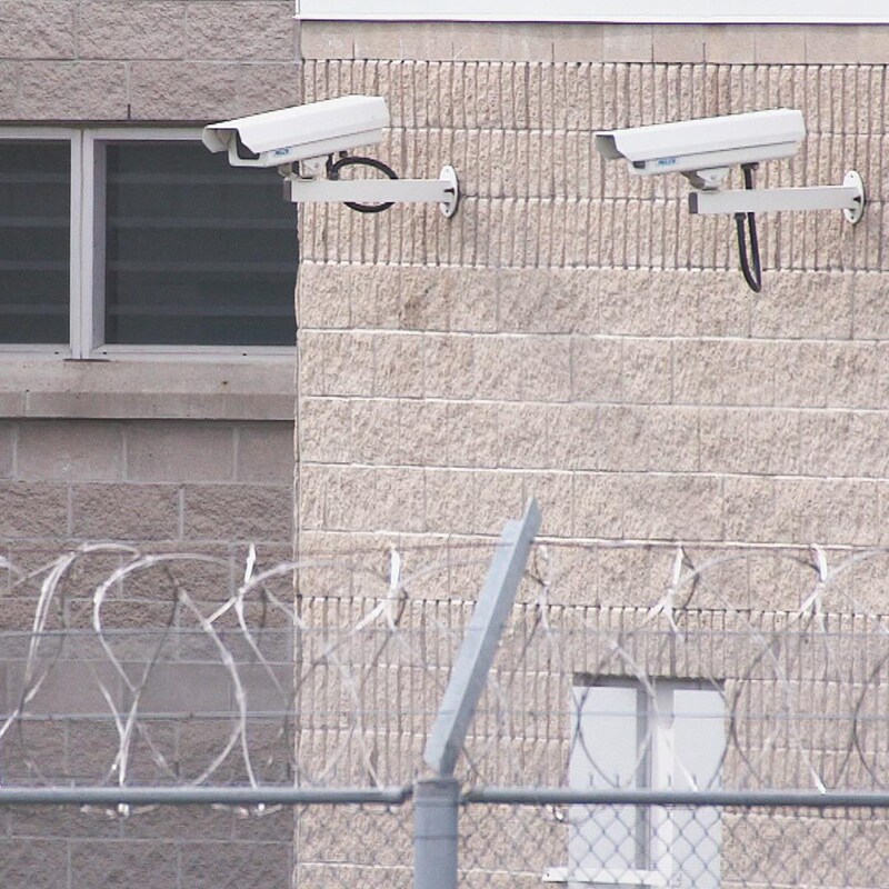 Des caméras de surveillances installées sur l'édifice du Centre correctionnel du Centre-Est en Ontario.