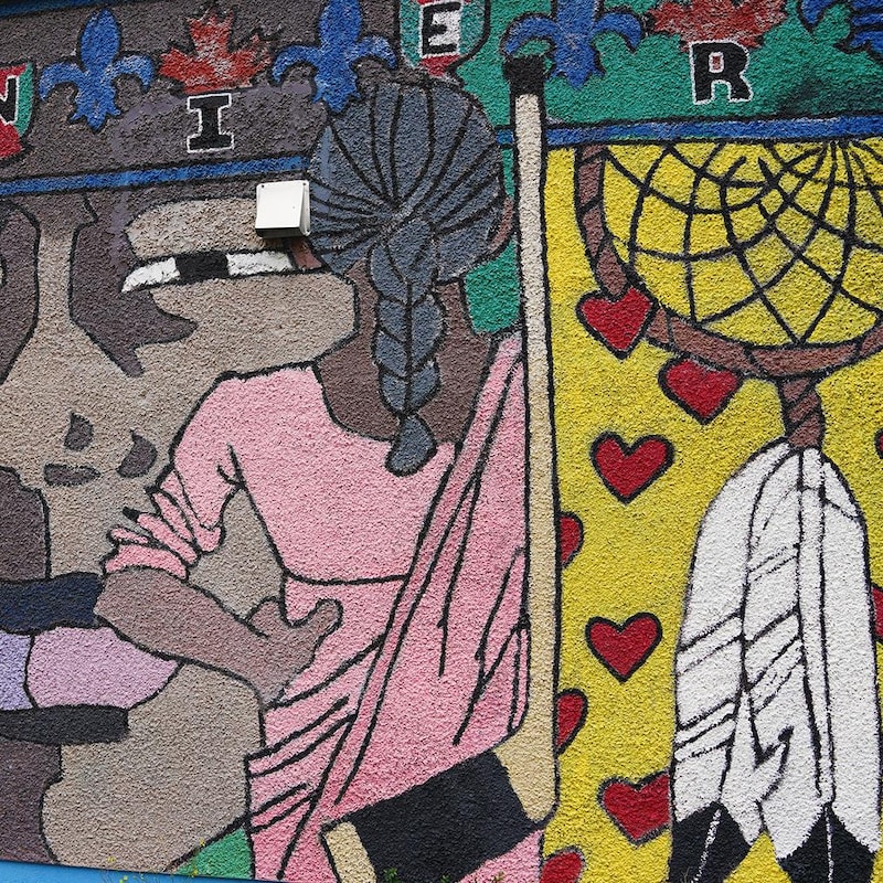Une murale colorée sur le mur d'un édifice.