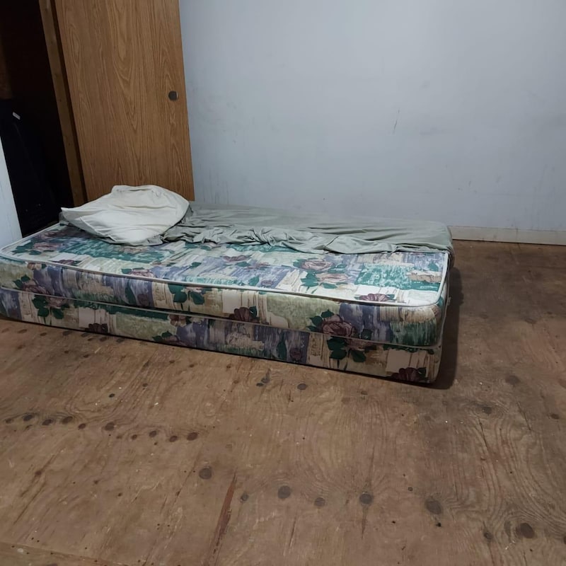 Un matelas sur un plancher de bois