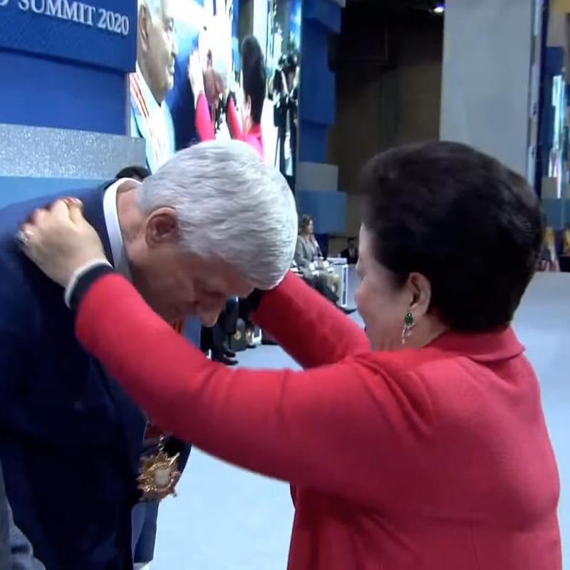 Stephen Harper reçoit une médaille de Hak Ja Han Moon lors d'un évènement télévisé.