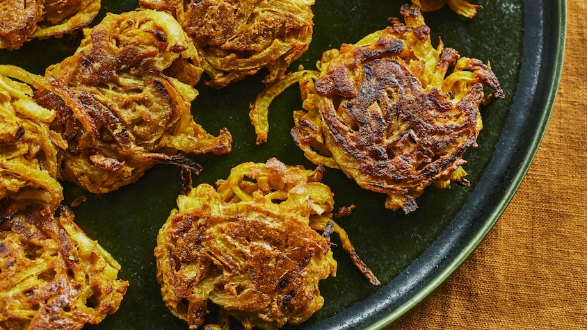 Des bhajis aux oignons dans une assiette.