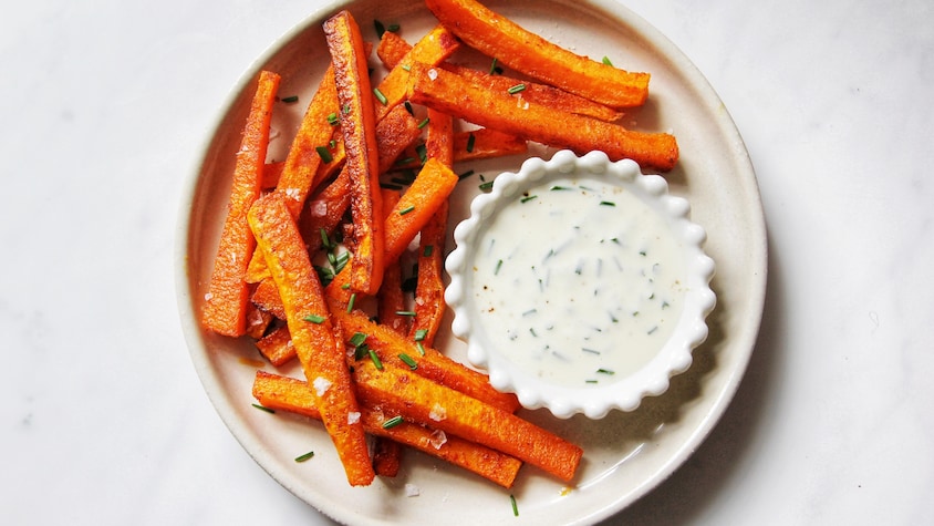 Assiette de frites de courge musquée au paprika et mayonnaise à la ciboulette.