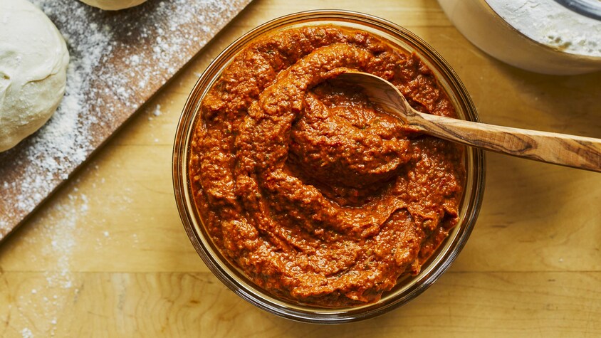 Un bol contenant de la sauce tomate extra-légumes sur un comptoir.