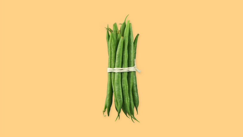 Des haricots verts attachés avec une corde. 