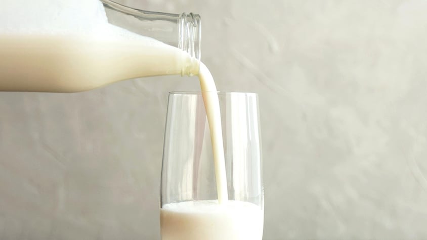 Du lait que l'on verse dans un verre.