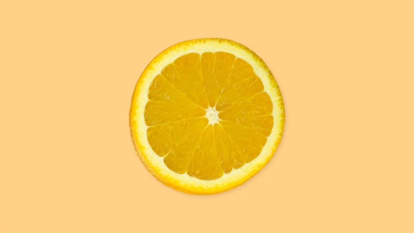 Une rondelle d'orange sur un fond jaune.