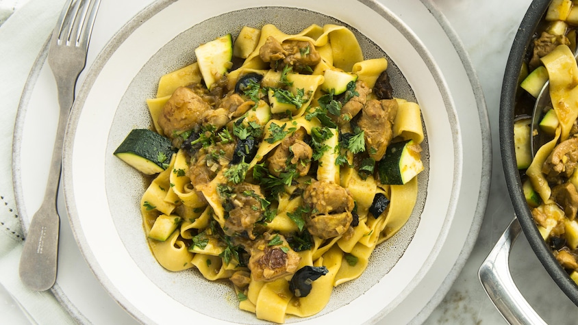 Tagliatelles au poulet, aux olives et au citron confit dans un bol vu de haut.