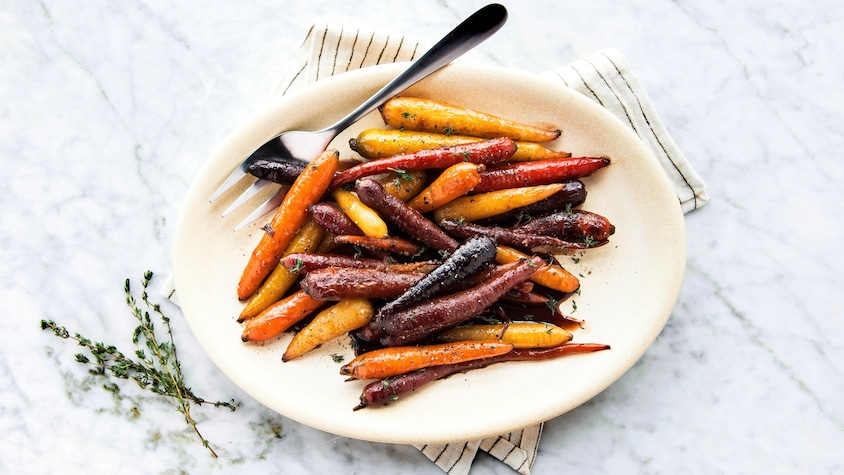 Plusieurs types de carottes dans une assiette.
