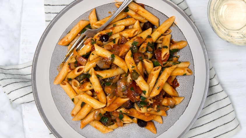 Pâtes à la sauce puttanesca dans une assiette.