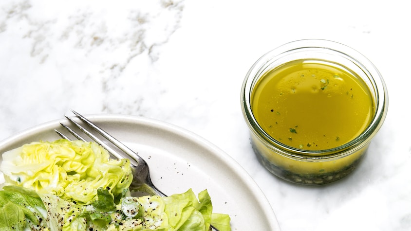 Une vinaigrette dans un contenant en verre.