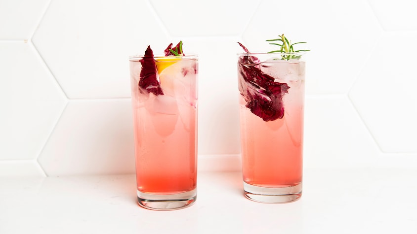 2 cocktails roses dans un verre. 