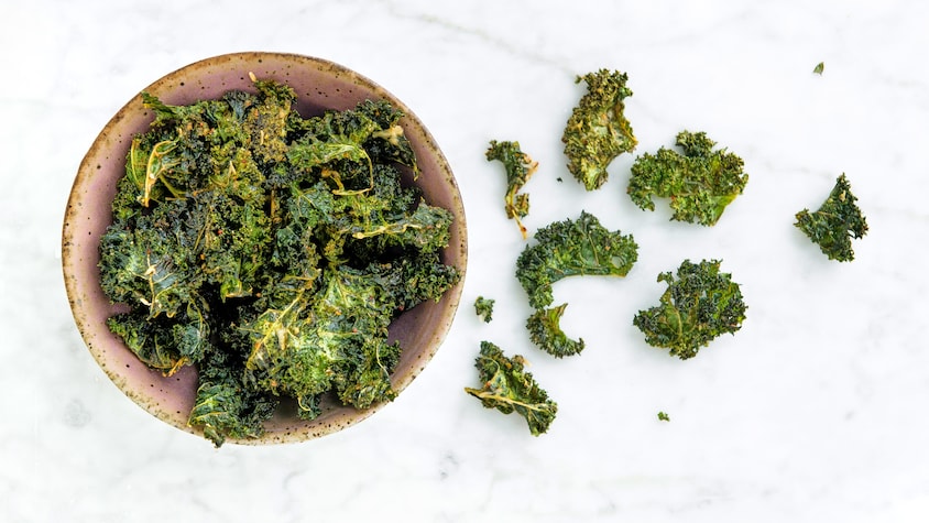 Des chips de kale dans un bol.
