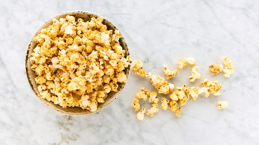 Un bol rempli de popcorn au caramel, lime et noix de coco.