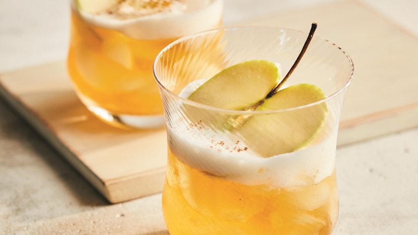 Un cocktail aux pommes dans un verre.