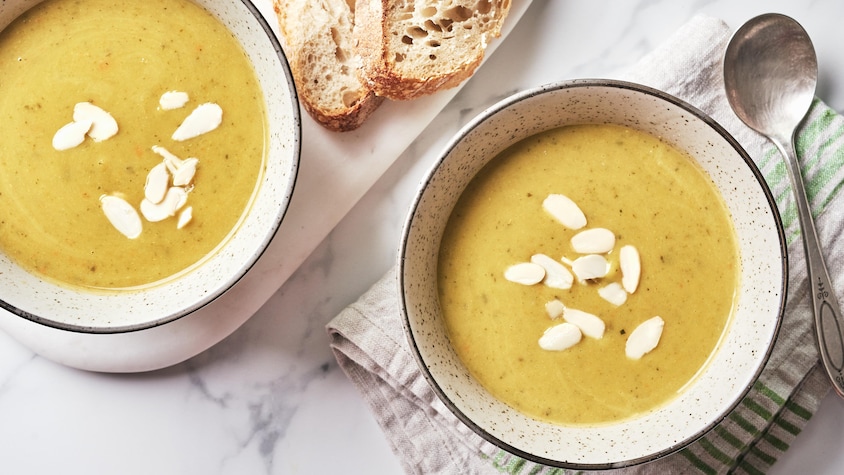 Un bol de potage vide-frigo sur un comptoir.