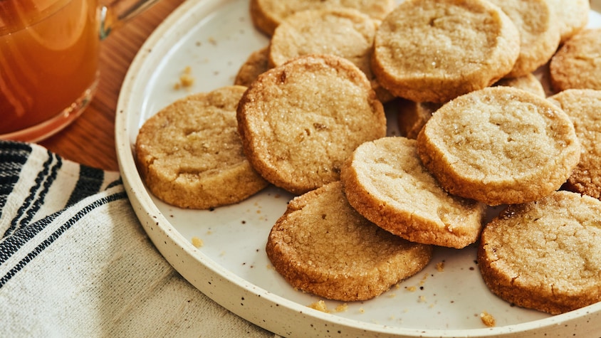 Sur une grande assiette sont déposés les biscuits au gingembre.