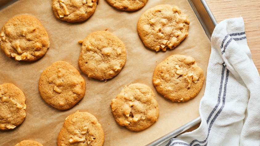 Des biscuits aux pommes sur une plaque à cuisson.