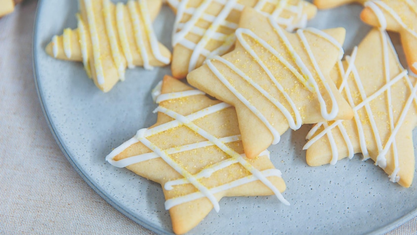 Des biscuits sablés en forme d’étoile, dans une assiette.