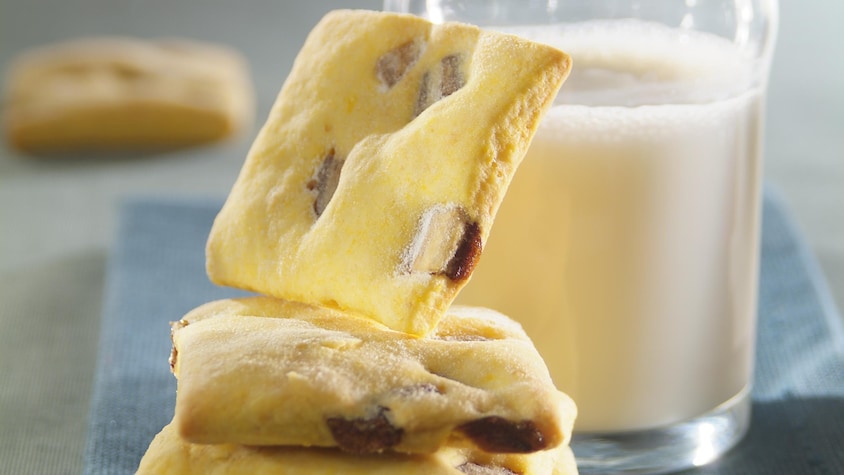 Biscuits à la citrouille avec un verre de lait.