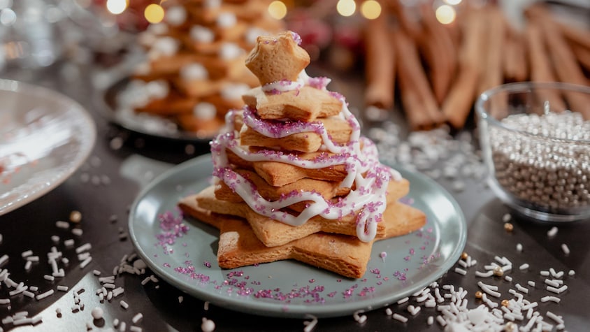 Des biscuits en forme d'étoile empilés pour former un sapin de Noël.