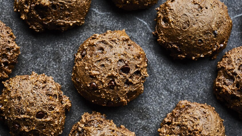 Plaque à cuisson recouverte de biscuits bruns fondants au chocolat.