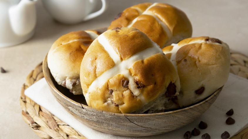 Des brioches du Vendredi saint dans un petit panier.