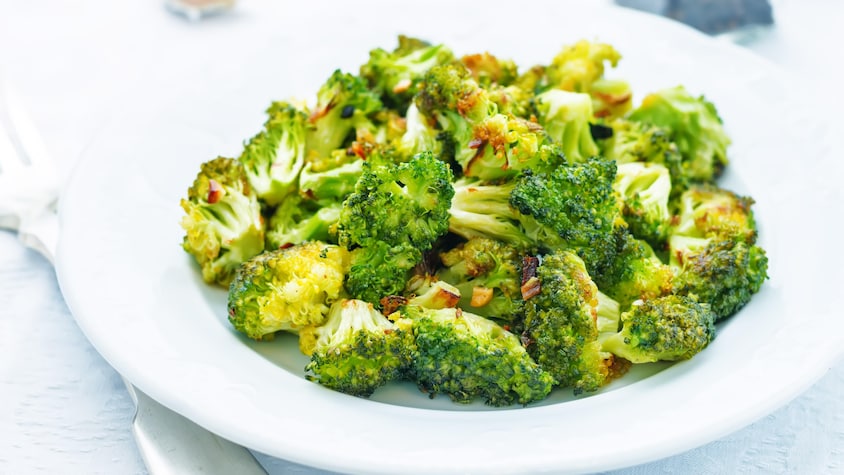 Des brocolis dans une assiette.