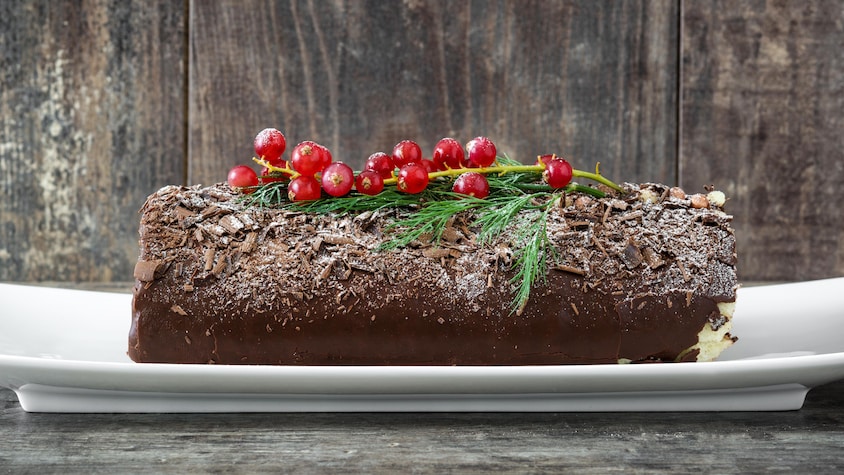 Un gâteau en bûche de Noël au chocolat.