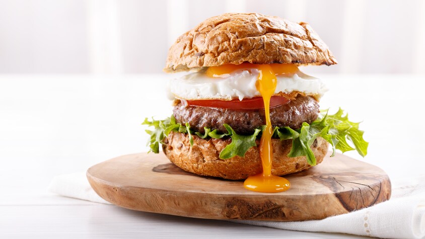 Un burger avec un œuf coulant à l'intérieur.