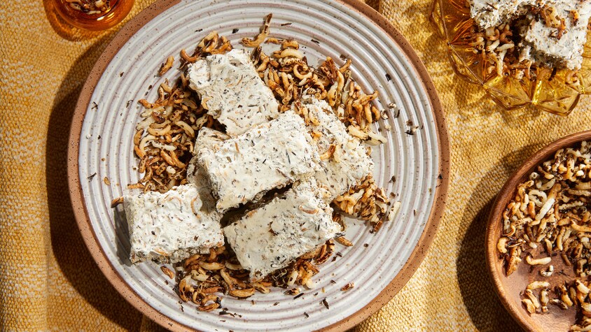 Des carrés de riz sauvage soufflé au sapin dans une assiette.