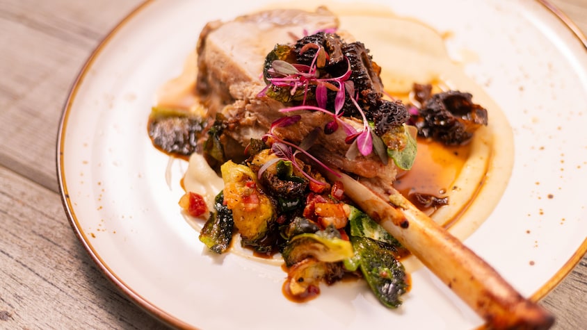 Carré de veau cuit en croûte et sauce aux morilles | Mordu