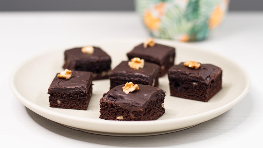 Des carrés au fudge dans une assiette.