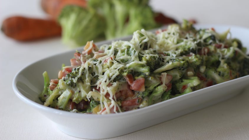 Une salade de brocolis, fromage, vinaigrette crémeuse style César.