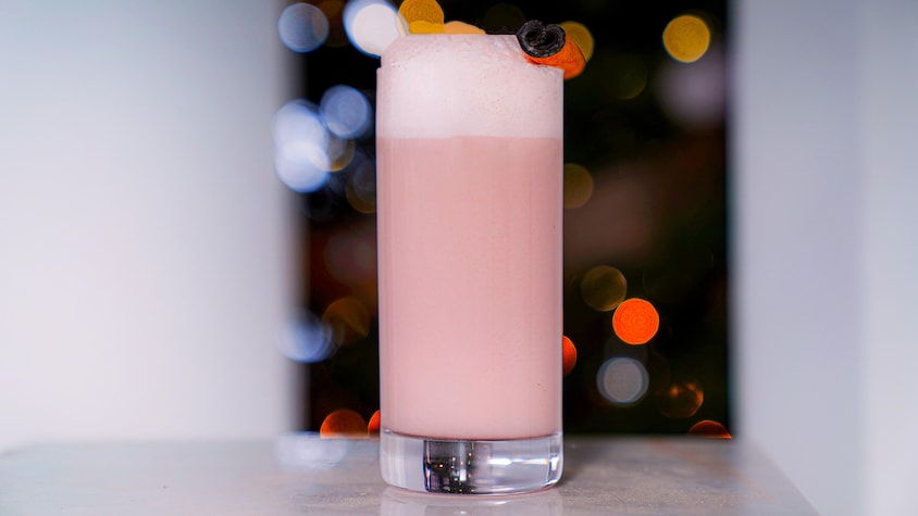 Un cocktail rose pâle dans un verre allongé.