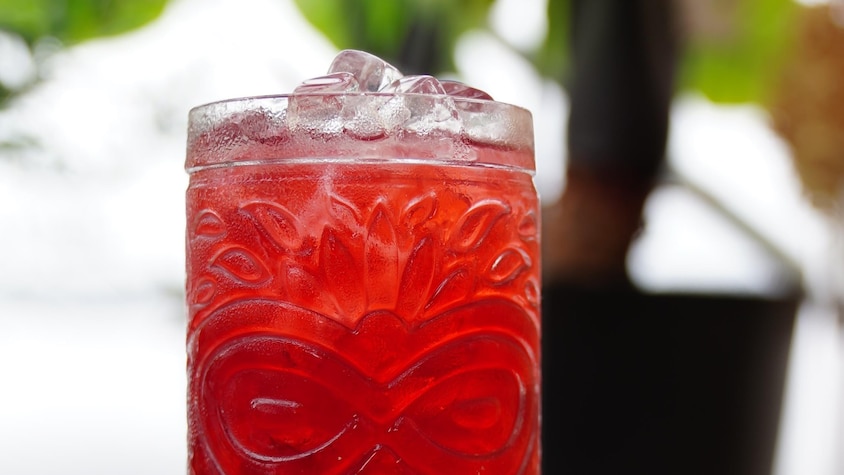 Un cocktail dans un verre de style tiki.