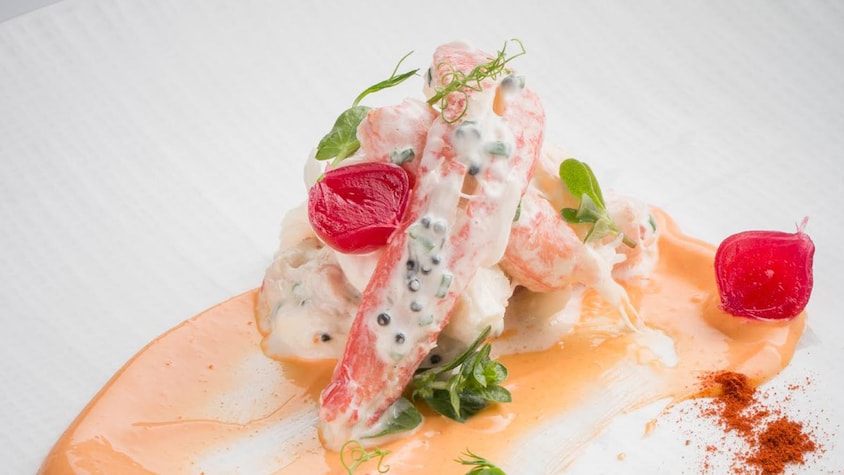 Une assiette de crabe froid accompagné d'une mayonnaise au caviar.