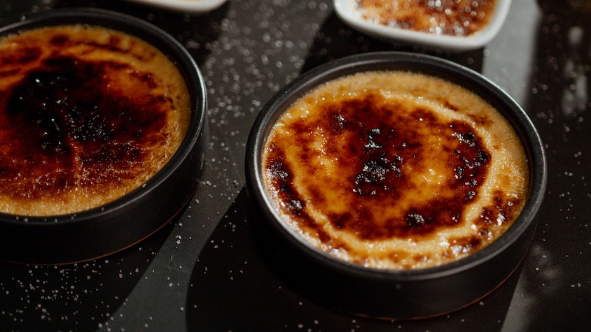 Crèmes brûlée au foie gras dans des ramequins.