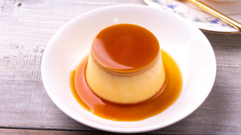 Une crème caramel dans une assiette.