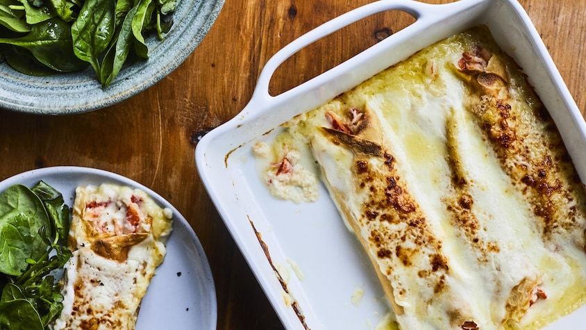 La recette de crêpes au crabe dans un plat blanc carré avec un morceau dans une assiette juste à côté. 